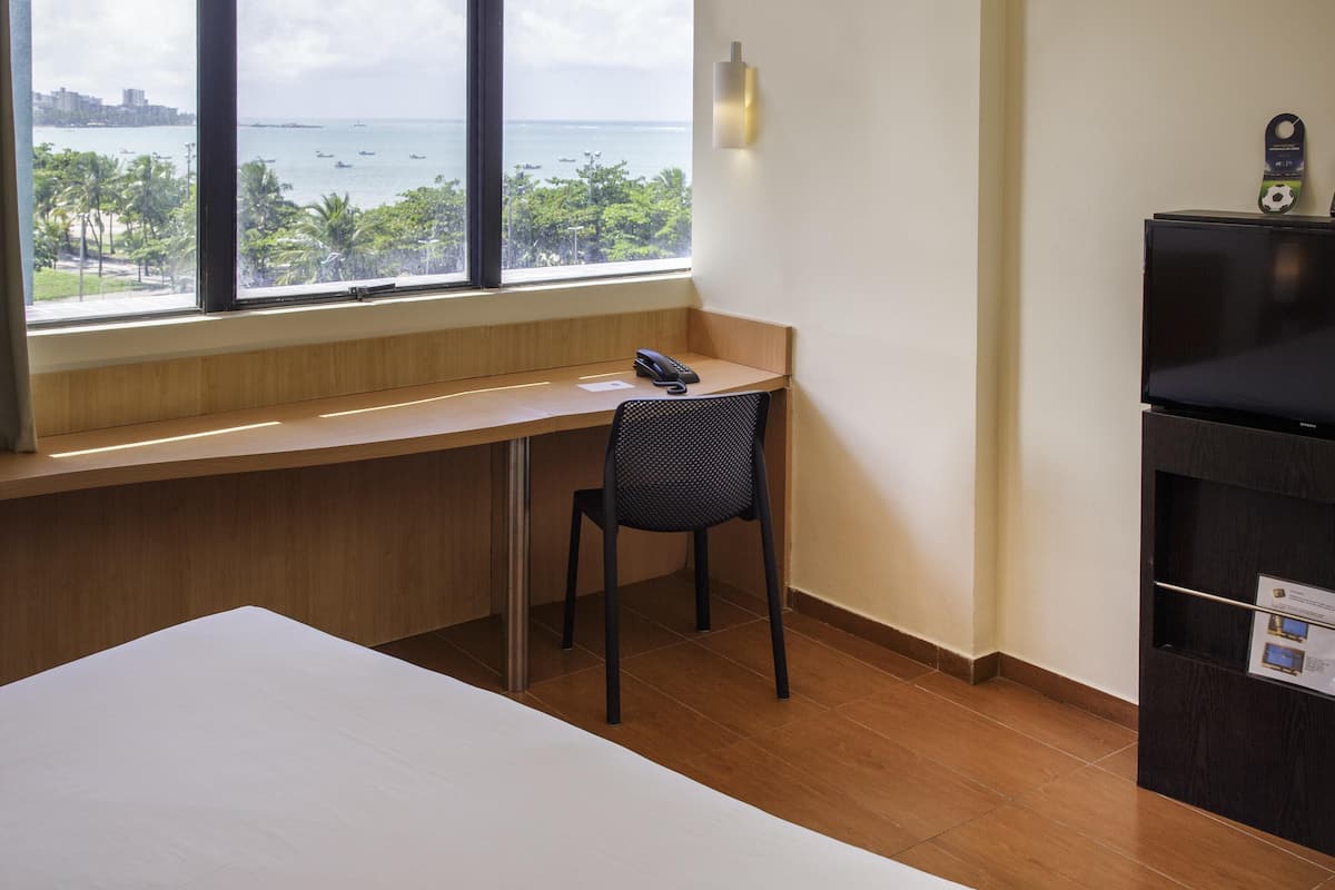 Quarto standard, 1 cama de casal | Cofres nos quartos, escrivaninha, Wi-Fi de cortesia, roupa de cama