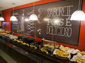 Desayuno buffet todos los días (BRL 41 por persona) 