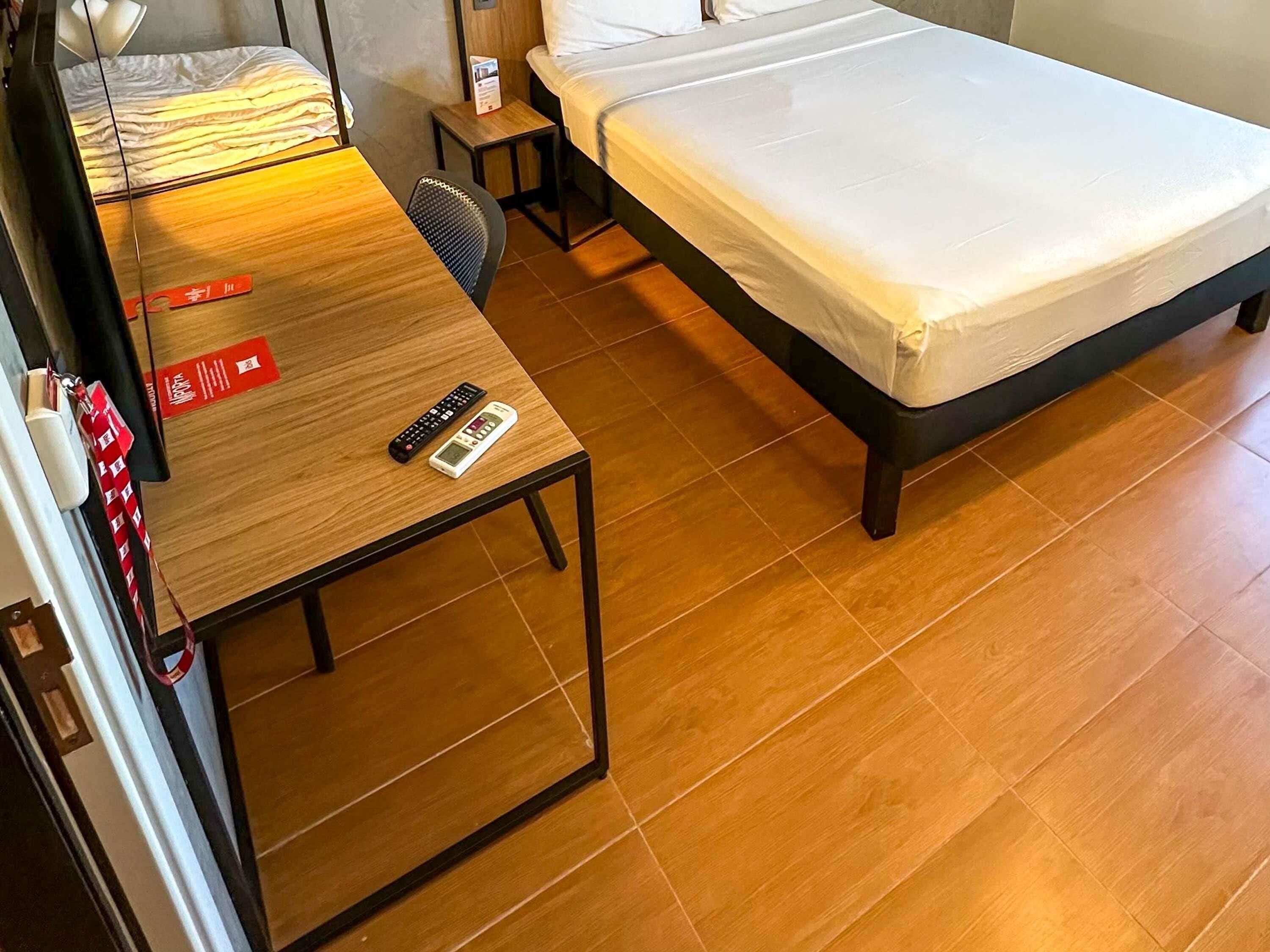 Tallelokero huoneessa, työpöytä, ilmainen Wi-Fi, vuodevaatteet