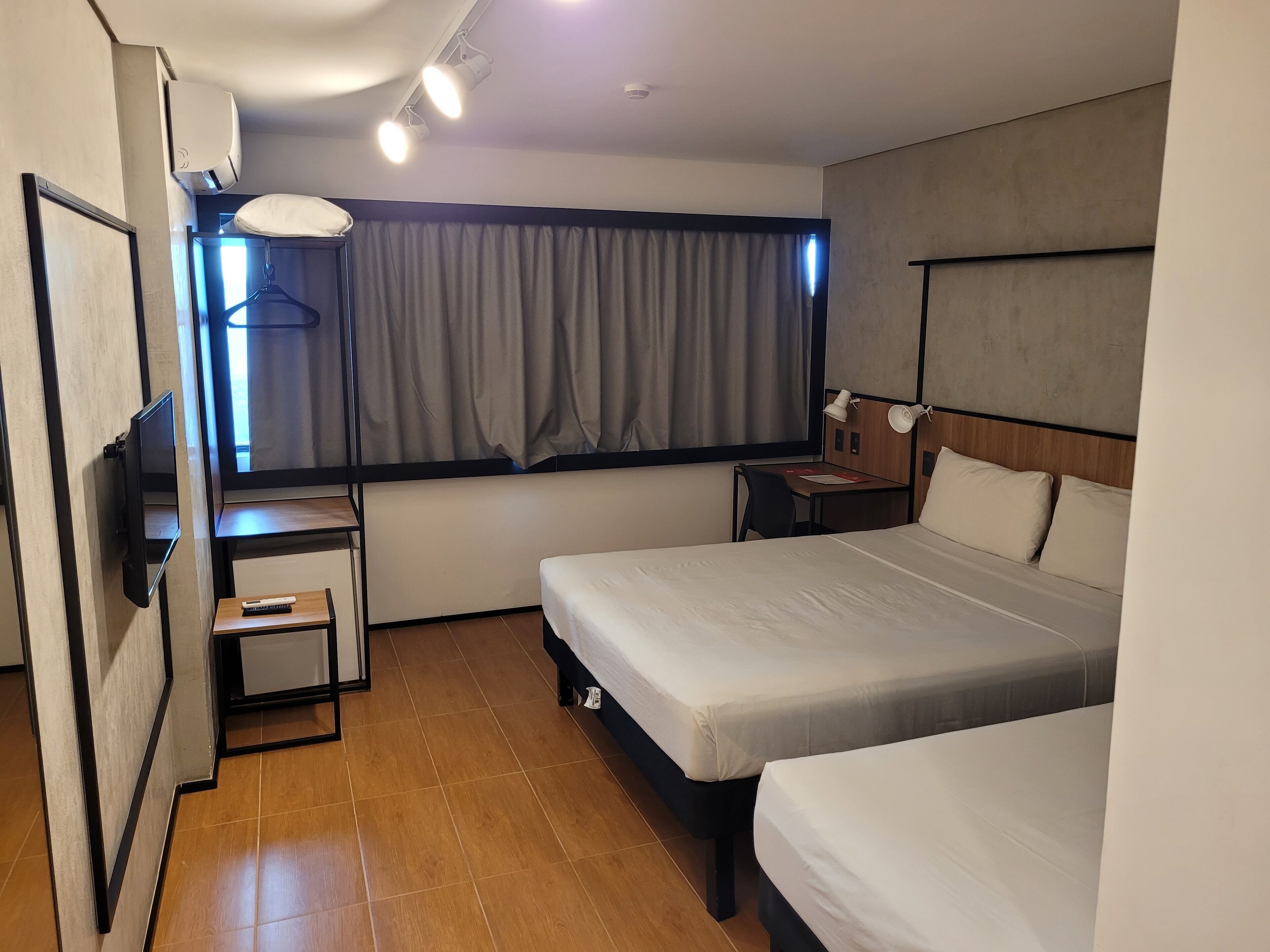 Quarto conforto, várias camas | Cofres nos quartos, escrivaninha, Wi-Fi de cortesia, roupa de cama