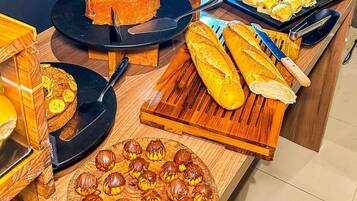 Se ofrece un desayuno bufé todos los días (por un coste adicional)