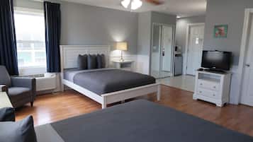 Standard Room, 2 Queen Beds, Courtyard View, 1st Floor, Pet Friendly | Tabla de planchar con plancha, wifi gratis, ropa de cama y despertador