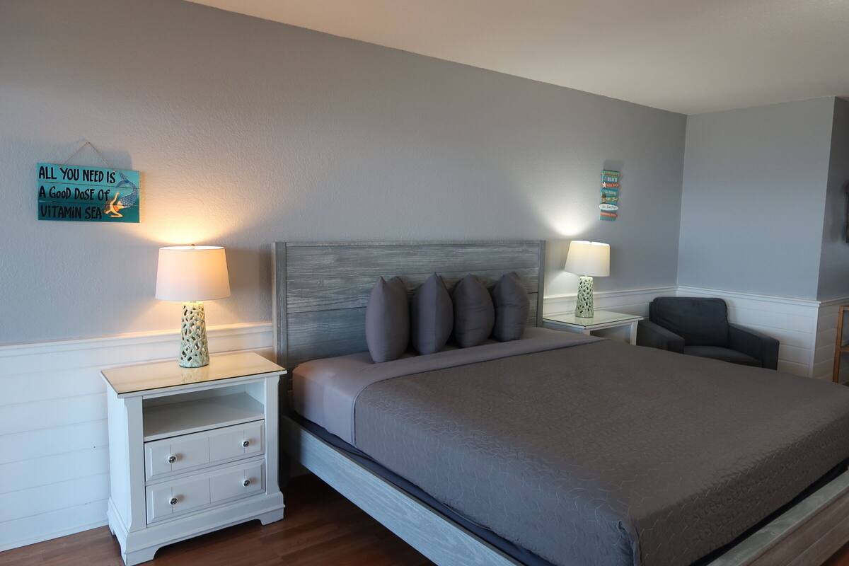 Soundfront King, Pet Friendly, 1st Floor | 熨斗/熨衣板、免费 WiFi、闹钟、床  单