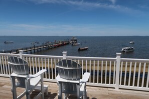 Rom – deluxe, 1 kingsize-seng, ikke-røyk | Strykejern/-brett, wi-fi (inkludert), sengetøy og vekkerklokke