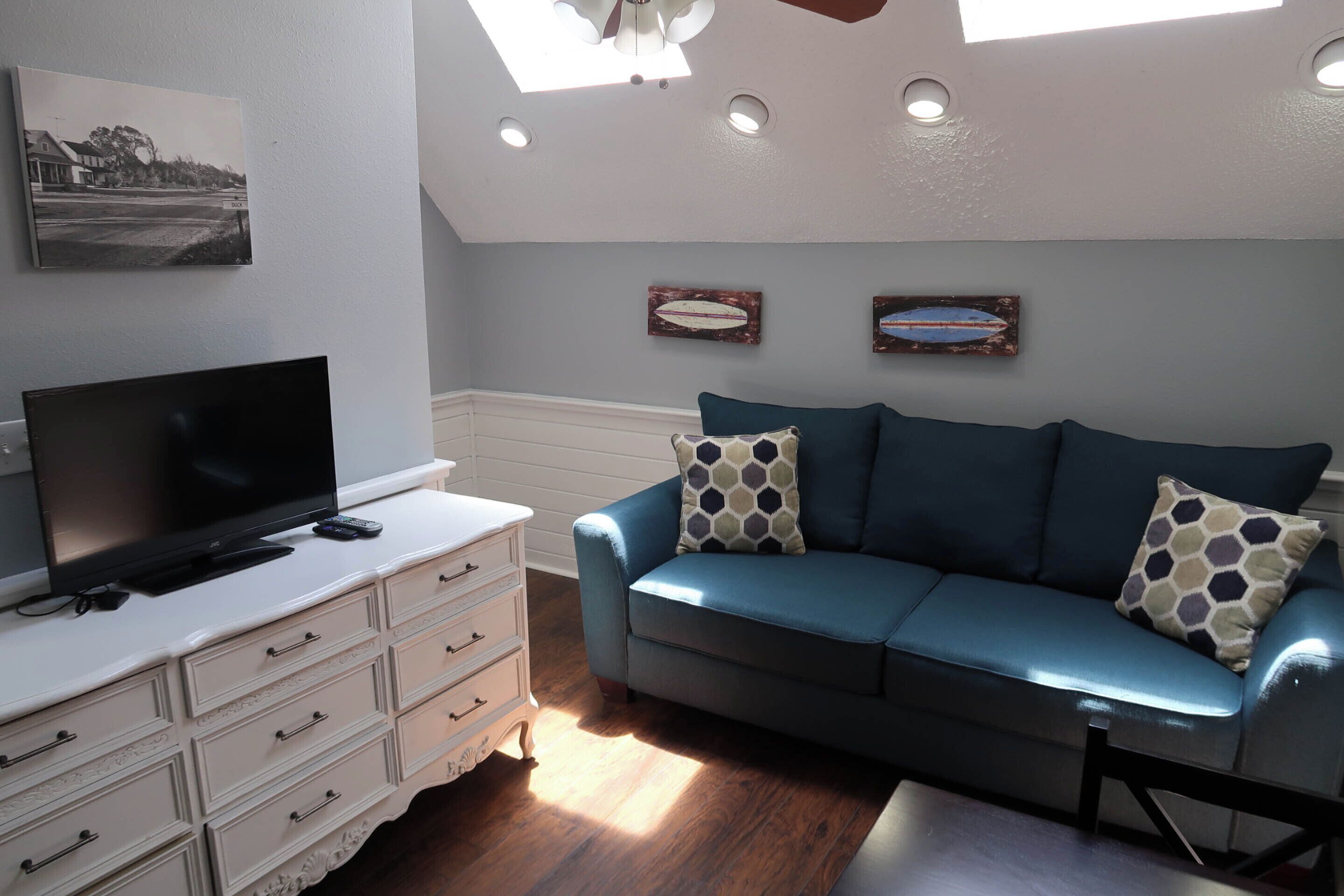 king junior suite with queen sleeper sofa and kitchenette | 1 bedroom, iron/ironing board, free wifi, bed sheets