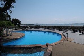 Kauden mukainen ulkouima-allas