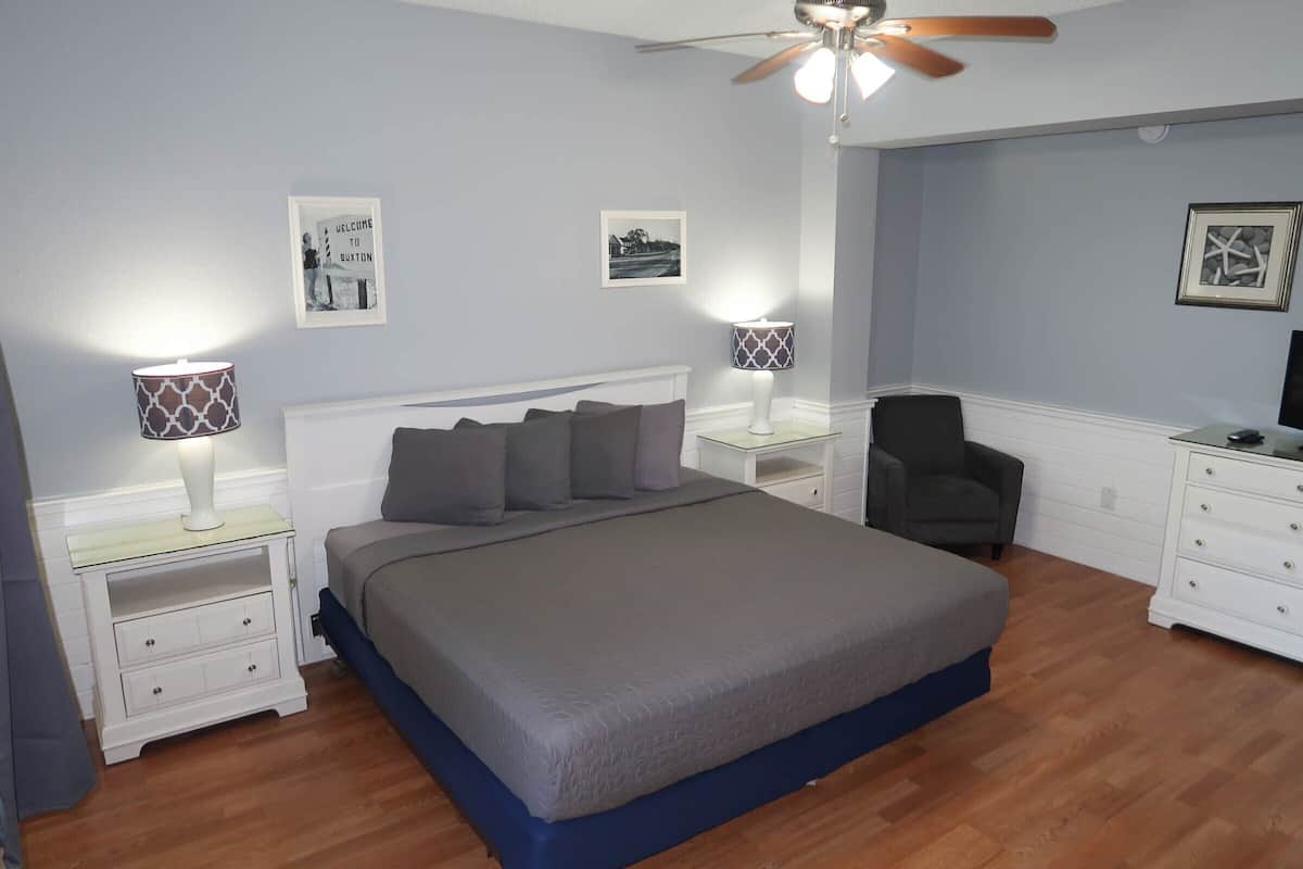 Standard Cozy King | Iron/ironing board, free WiFi, bed sheets, alarm clocks