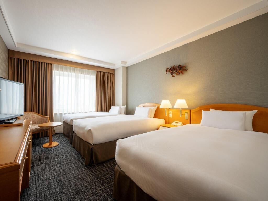 Ylelliset vuodevaatteet, untuvapeitot, tallelokero huoneessa, työpöytä