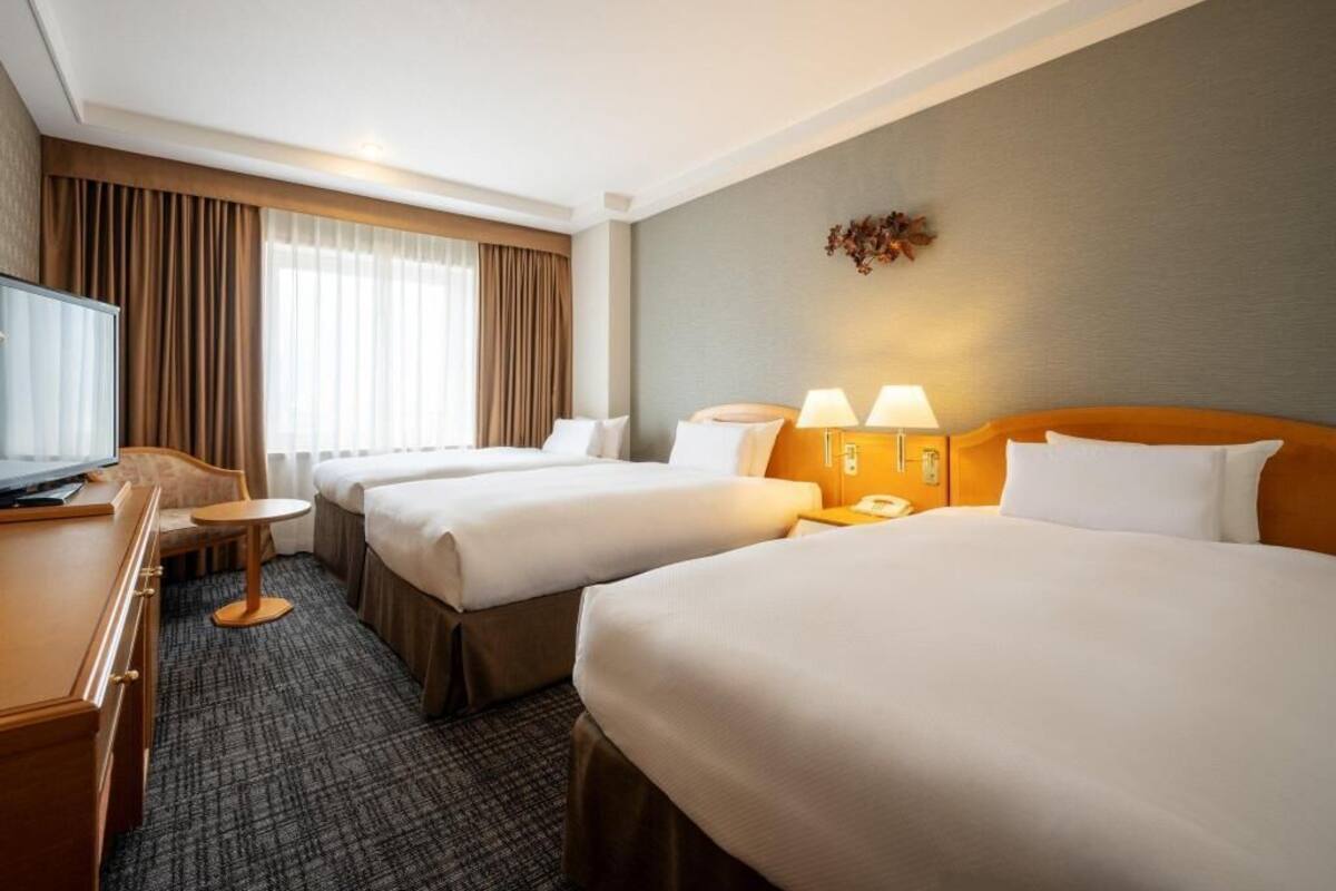 Ylelliset vuodevaatteet, untuvapeitot, tallelokero huoneessa, työpöytä