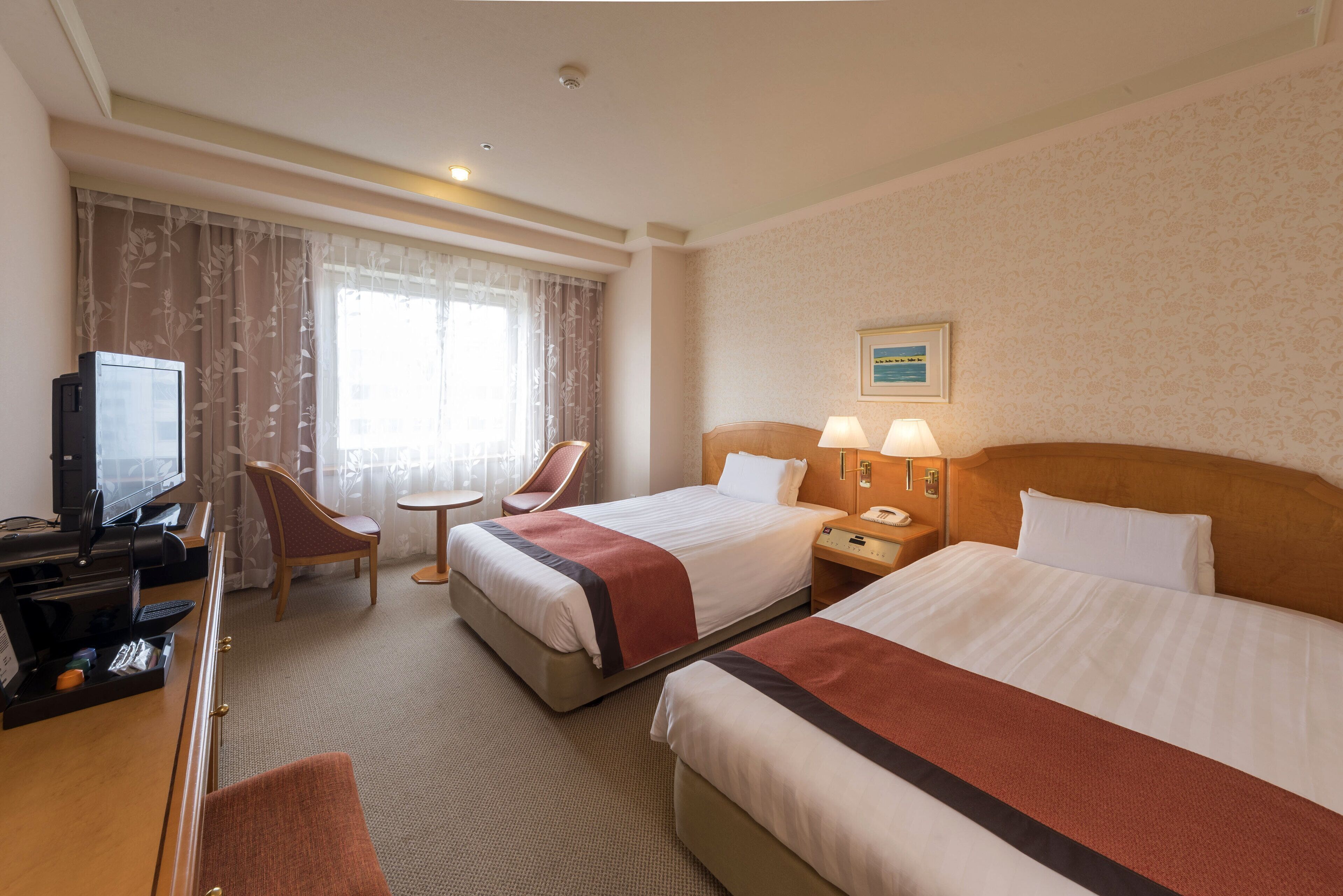 Ylelliset vuodevaatteet, untuvapeitot, tallelokero huoneessa, työpöytä