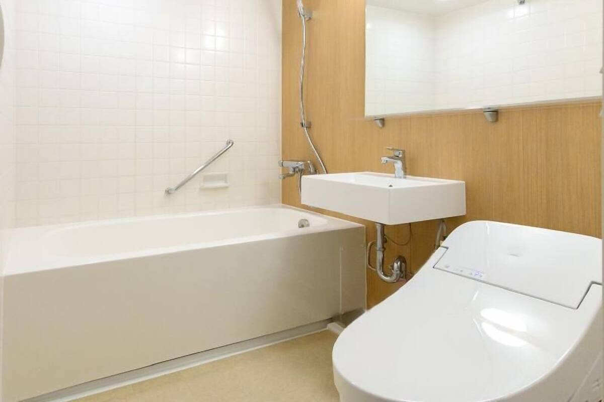 Kylpyhuone | Suihkun ja ammeen yhdistelmä, syvä kylpyamme, ilmaiset hygieniatuotteet