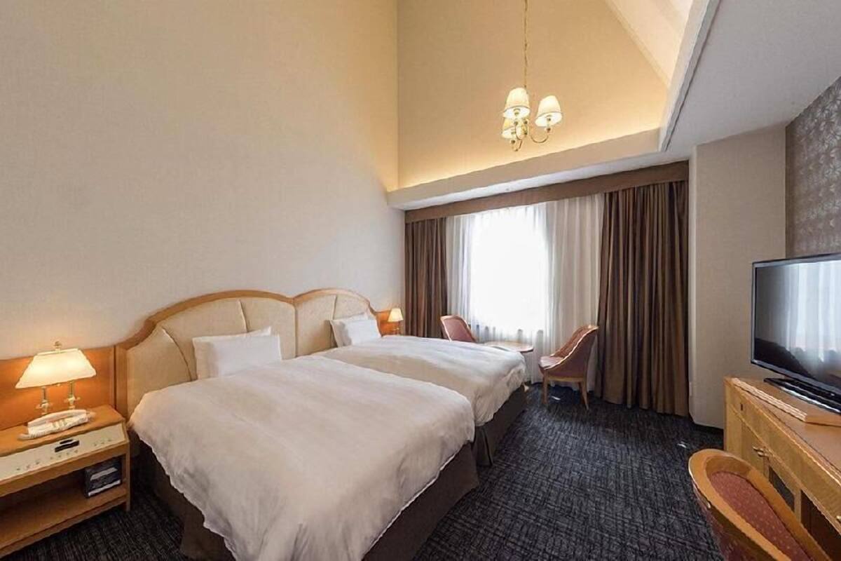 Ylelliset vuodevaatteet, untuvapeitot, tallelokero huoneessa, työpöytä