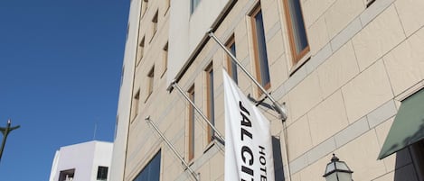 Un edificio con un letrero que dice 'Hotel Jalcity'.