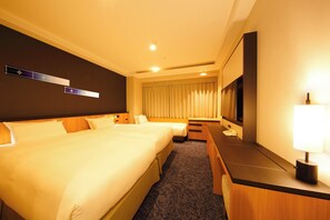 Deluxe-Dreibettzimmer, Nichtraucher (2025 Renovated) | Daunenbettdecken, Zimmersafe, Schreibtisch, Verdunkelungsvorhänge