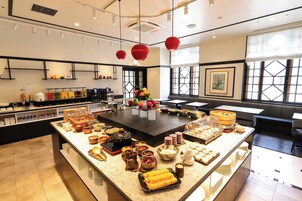 Daily buffet breakfast for a fee