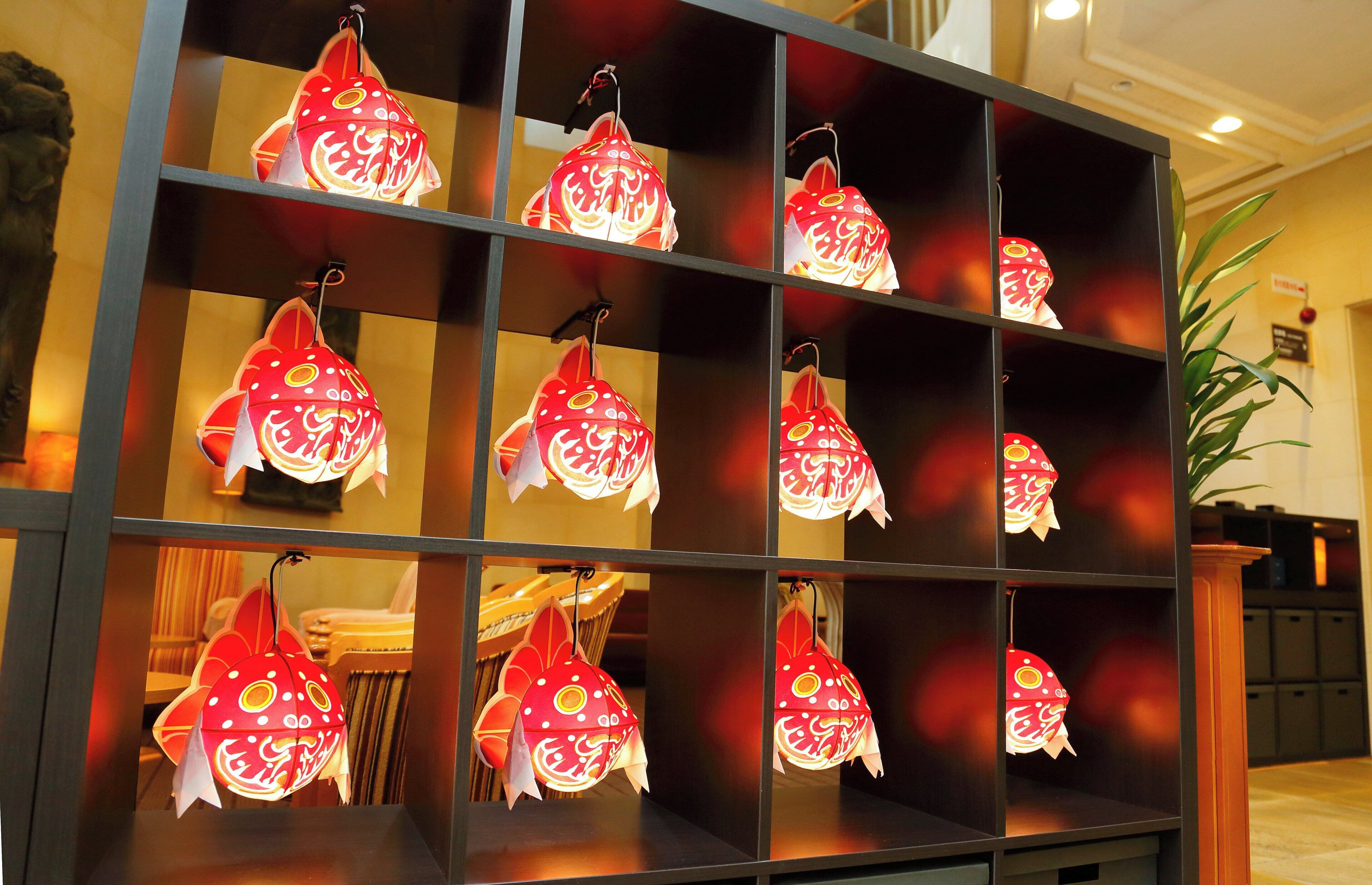 Una pared decorada con varios farolillos iluminados.