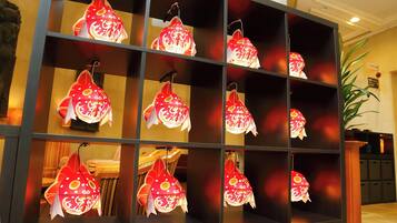 Una pared decorada con varios farolillos iluminados.