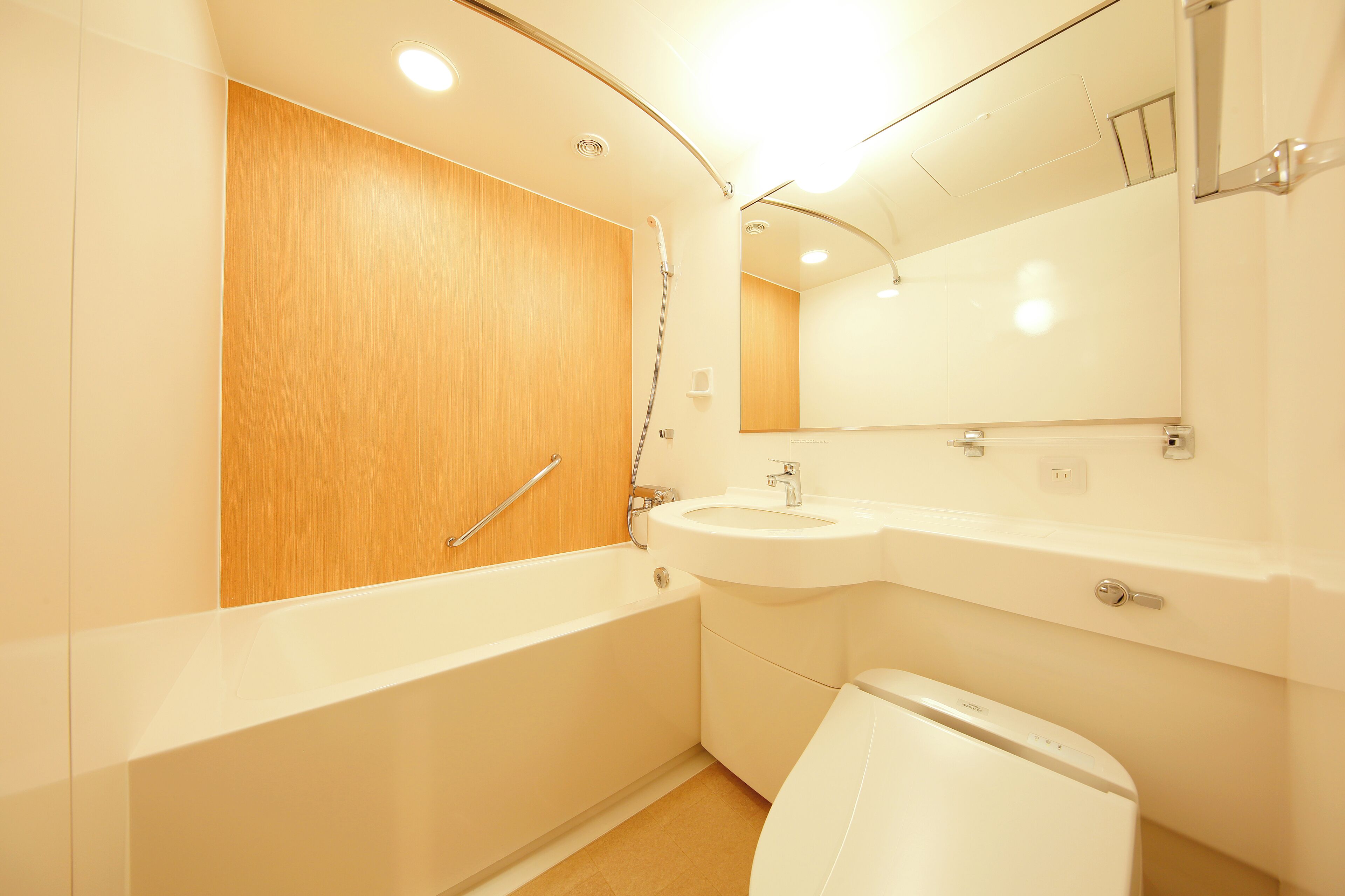 combined shower/bathtub, deep-soaking bathtub, free toiletries