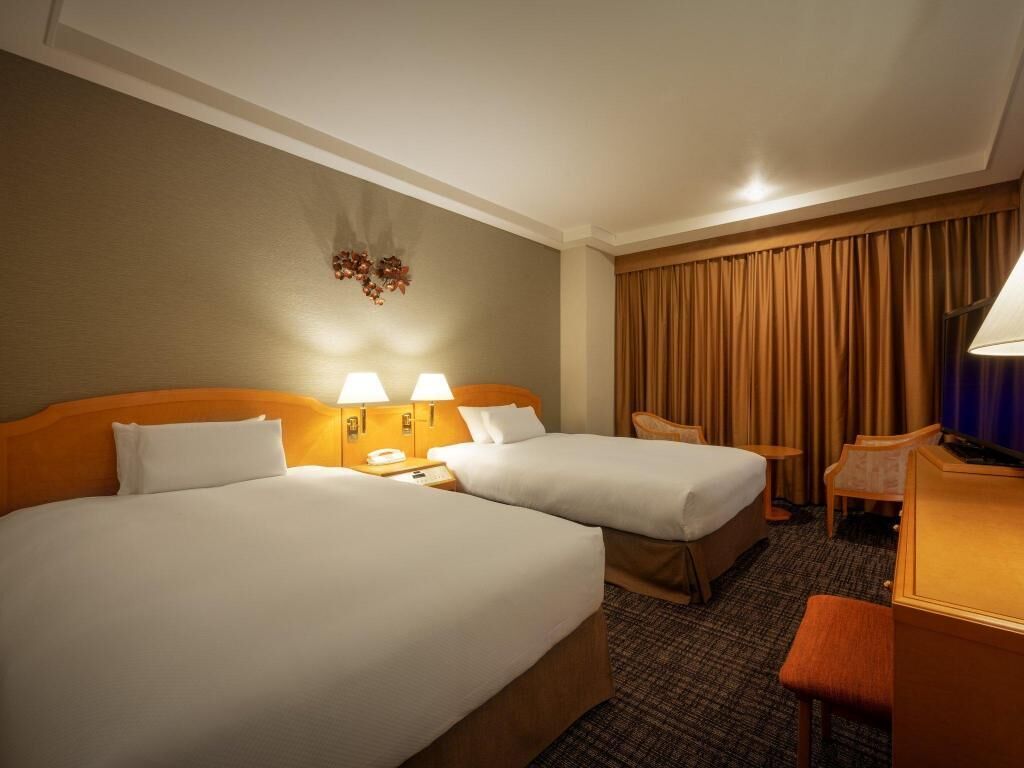 Ylelliset vuodevaatteet, untuvapeitot, tallelokero huoneessa, työpöytä