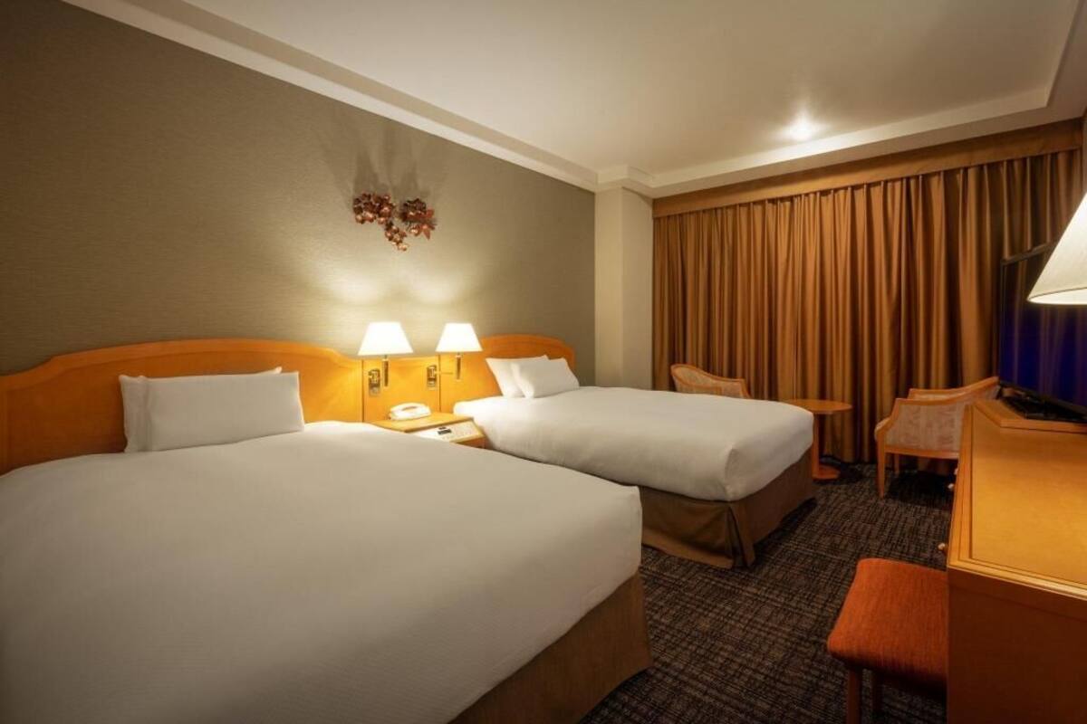 Ylelliset vuodevaatteet, untuvapeitot, tallelokero huoneessa, työpöytä