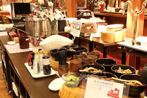 Daily buffet breakfast (JPY 2200 per person)