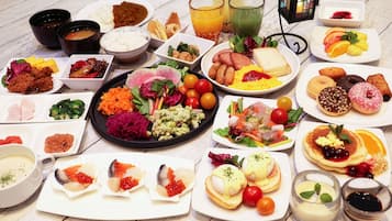 Petit déjeuner buffet (2200 JPY par personne)
