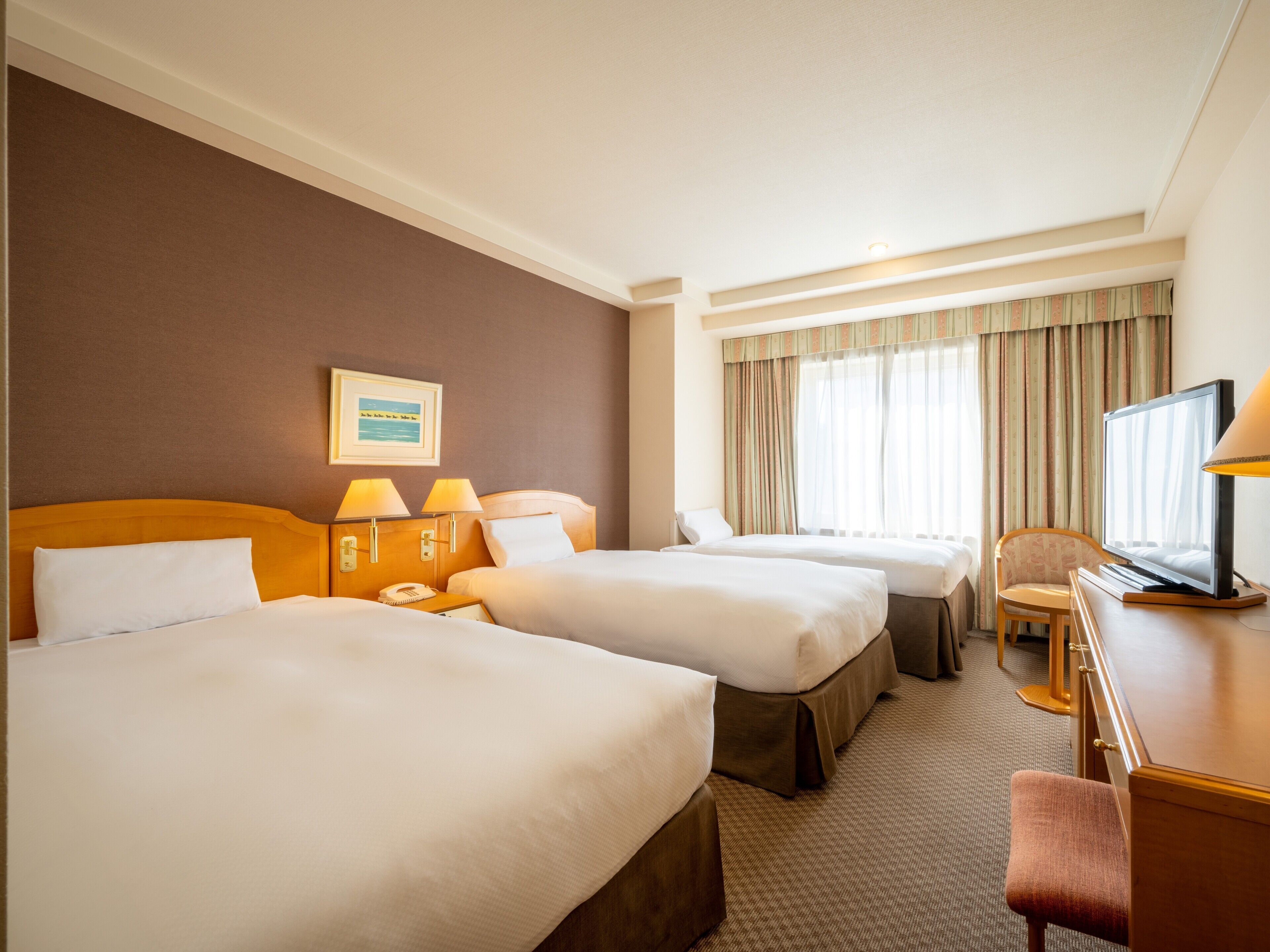 Ylelliset vuodevaatteet, untuvapeitot, tallelokero huoneessa, työpöytä