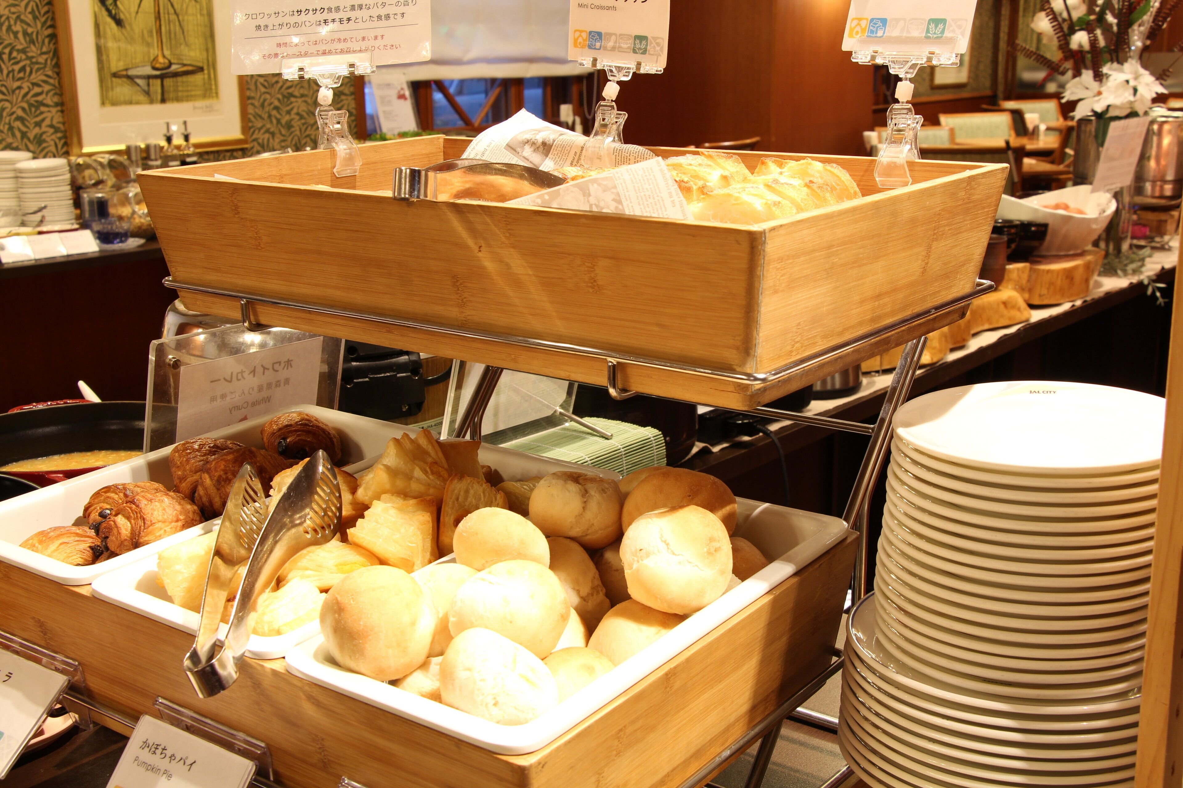 daily buffet breakfast (jpy 2200 per person)