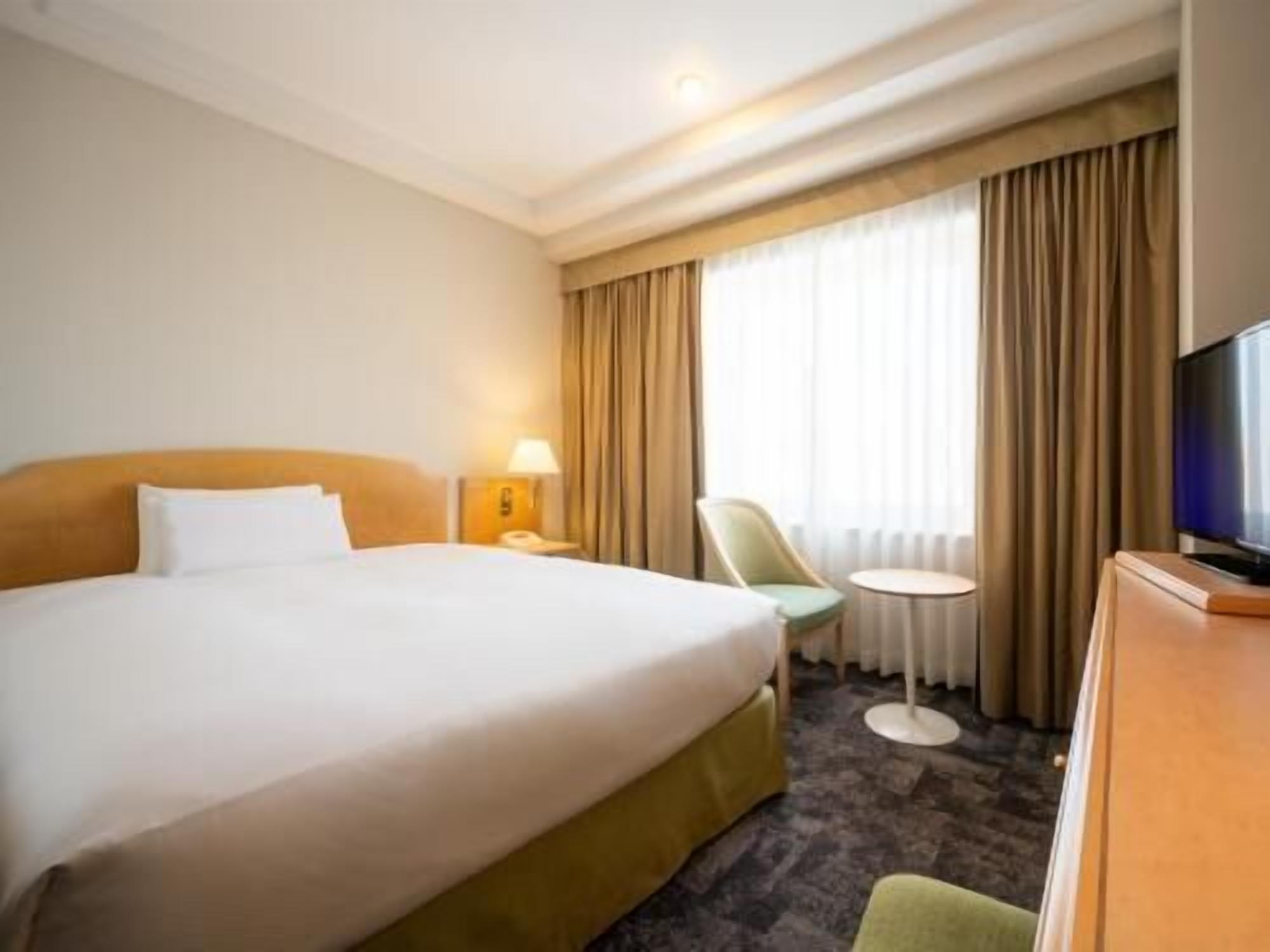 Ylelliset vuodevaatteet, untuvapeitot, tallelokero huoneessa, työpöytä