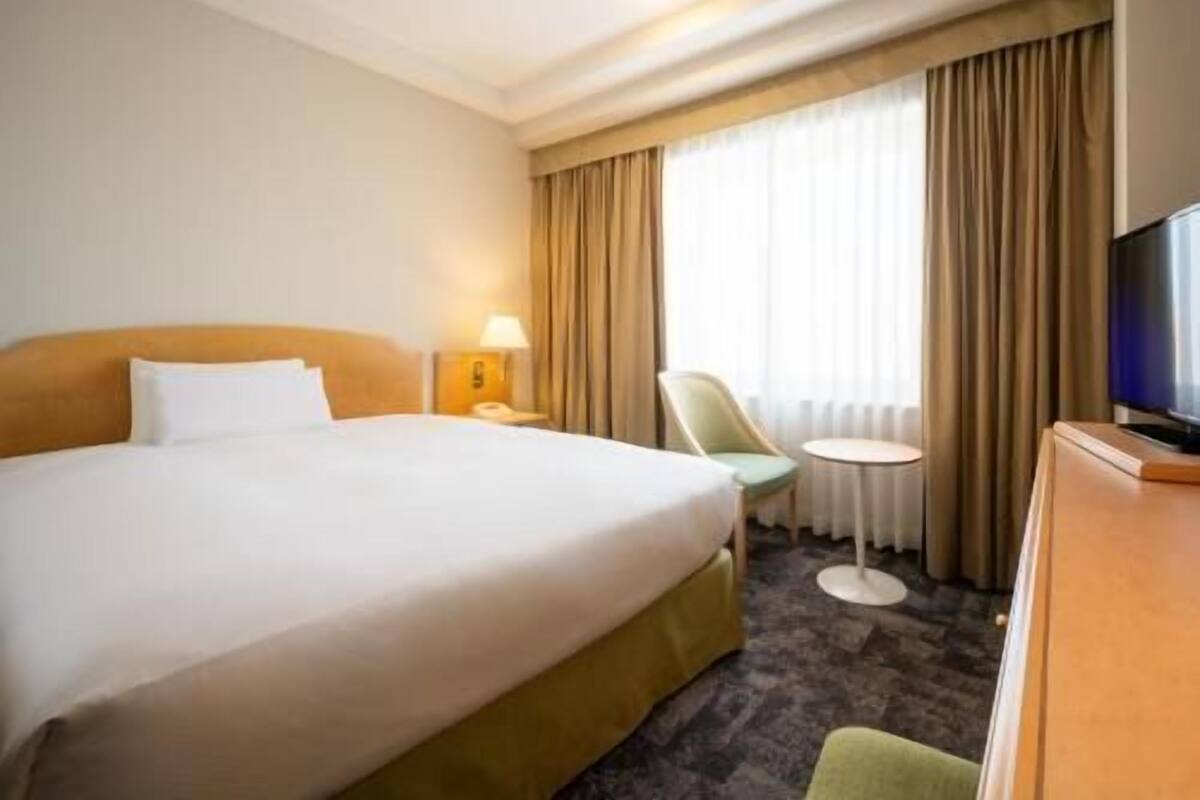 Ylelliset vuodevaatteet, untuvapeitot, tallelokero huoneessa, työpöytä