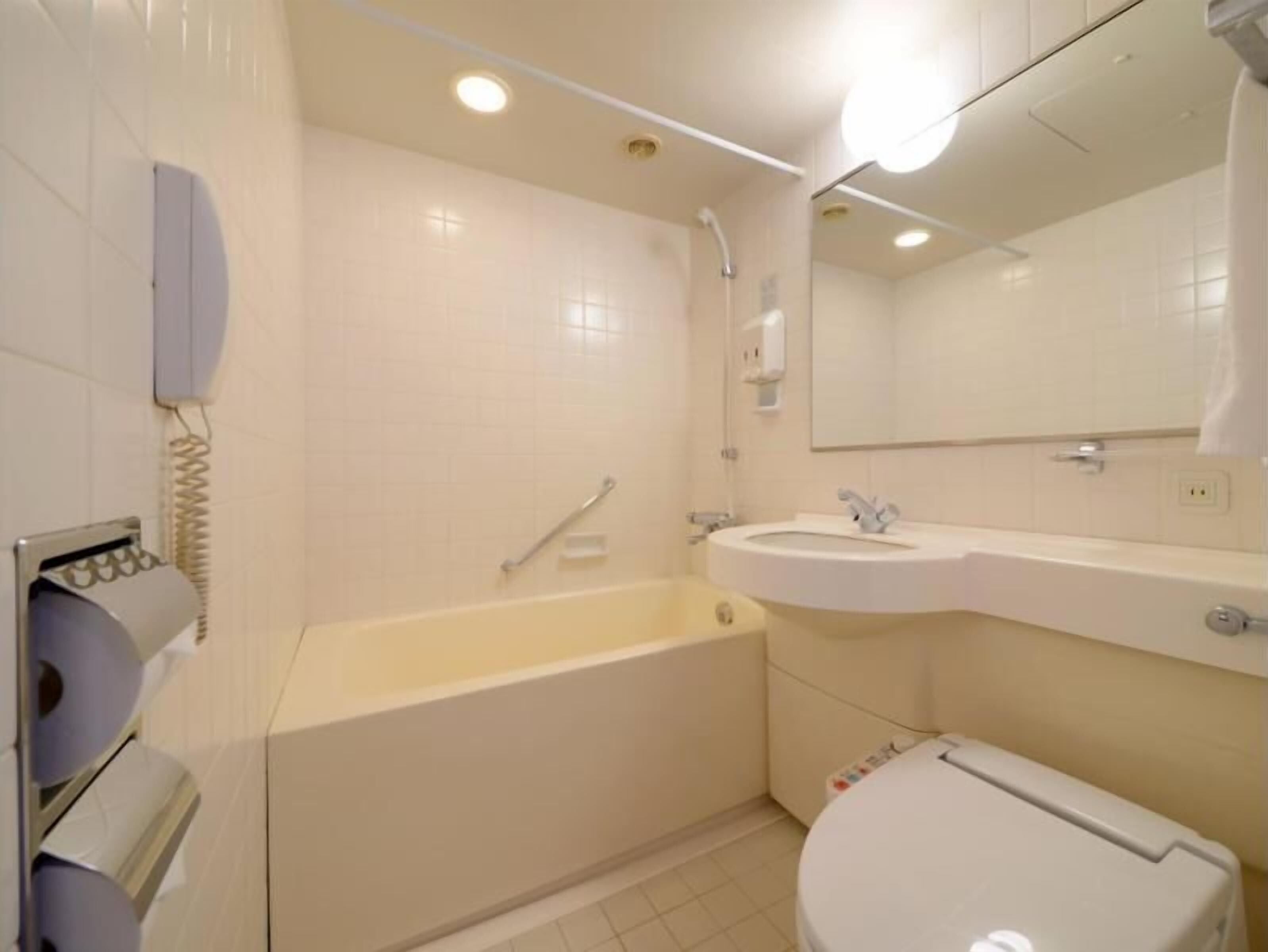 Kylpyhuone | Suihkun ja ammeen yhdistelmä, syvä kylpyamme, ilmaiset hygieniatuotteet