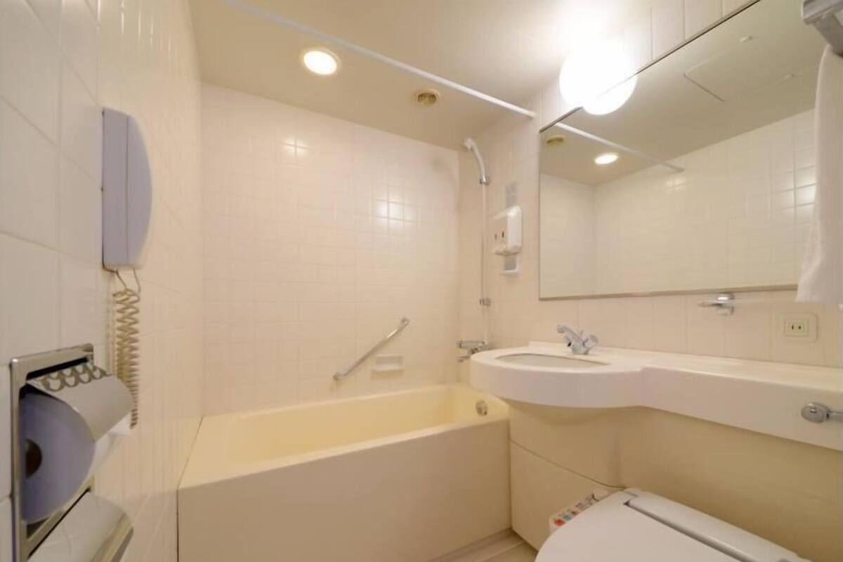 Kylpyhuone | Suihkun ja ammeen yhdistelmä, syvä kylpyamme, ilmaiset hygieniatuotteet