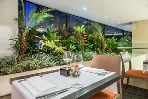 供应午餐和晚餐，国际美食