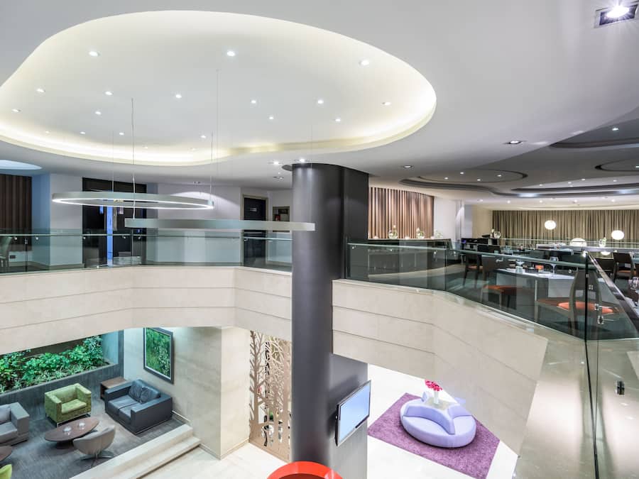 Se sirven almuerzos, cenas y cocina internacional