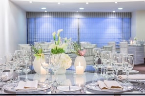 Lunch and dinner served, international cuisine