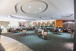 供應午餐和晚餐，國際料理