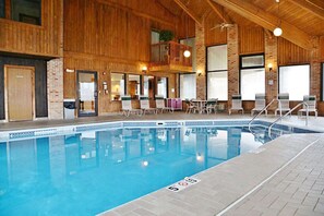 Piscine couverte, accès possible de 09 h 00 à 23 h 00, chaises longues 