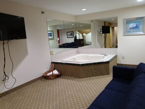 Zimmer, 1 King-Bett, Nichtraucher, Whirlpool | Schreibtisch, Bügeleisen/Bügelbrett, Zustellbetten, kostenloses WLAN