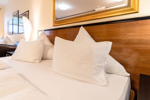 Premium bedding, desk, cribs/infant beds, rollaway beds - Hotel Sauerlacher Post (Sauerlach)
