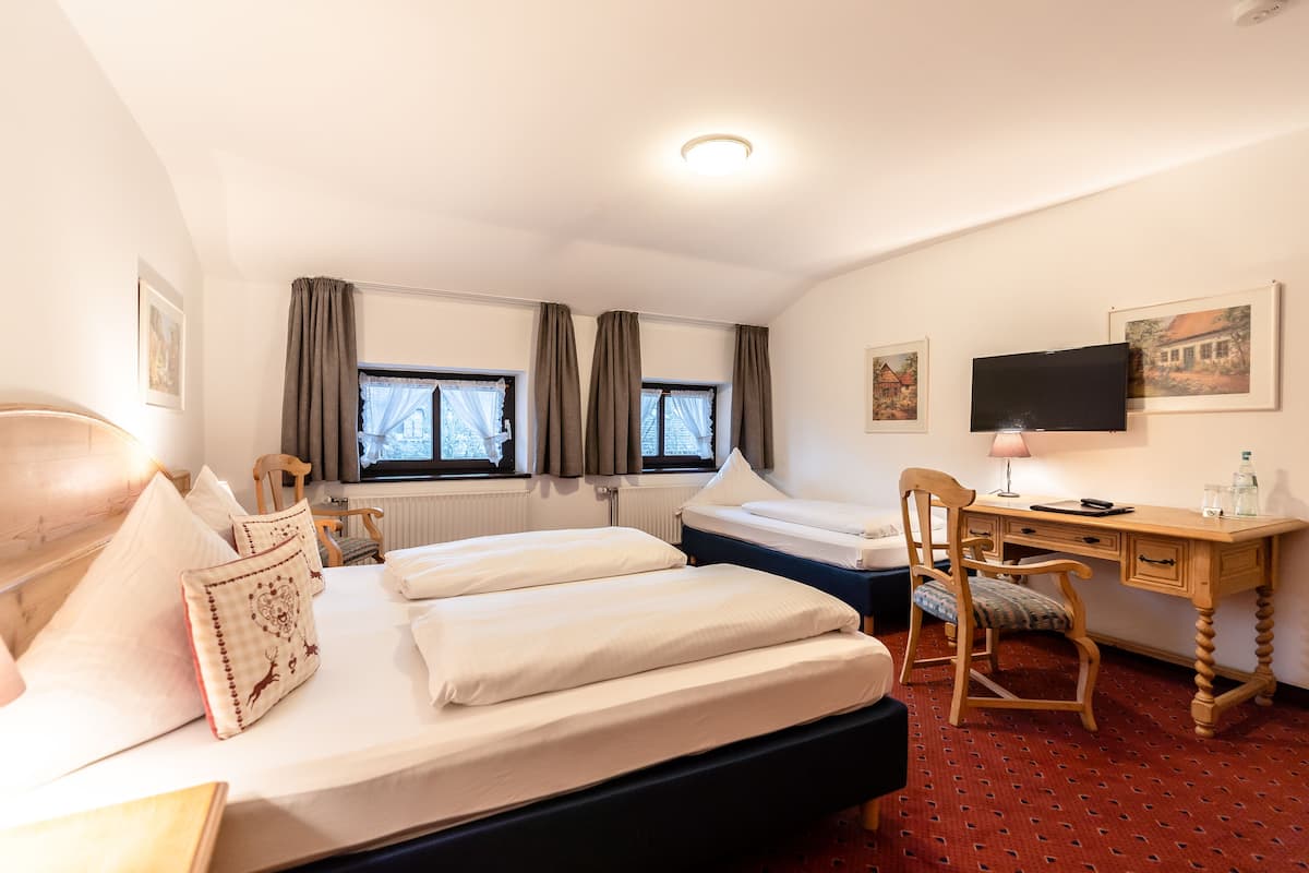 1 bedroom, premium bedding, desk, cots/infant beds