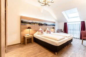 Sengetøy av topp kvalitet, skrivebord og barnesenger