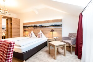 1 bedroom, premium bedding, desk, cribs/infant beds