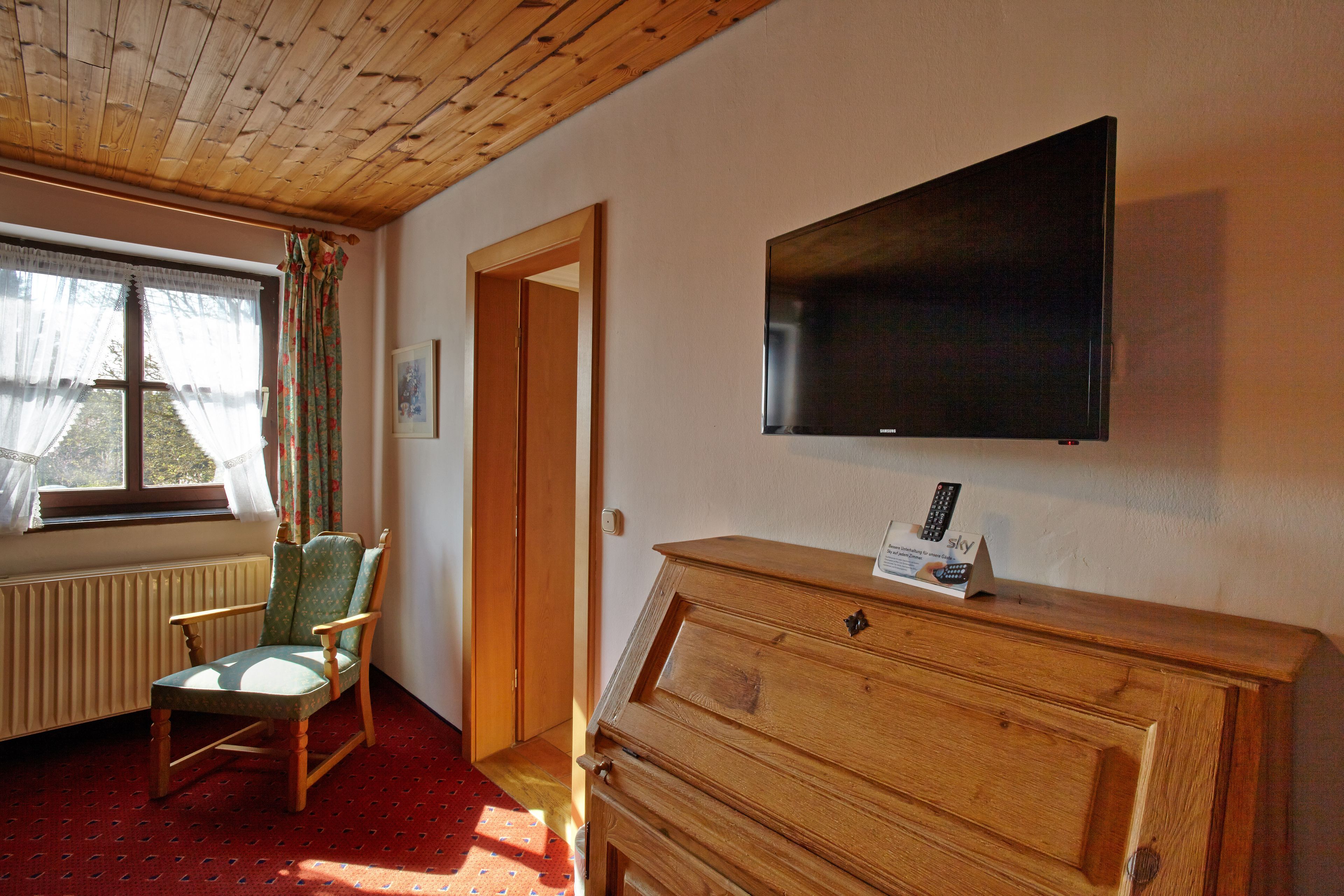 1 bedroom, premium bedding, desk, cots/infant beds