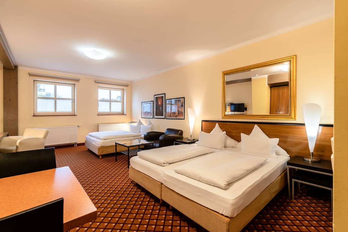 1 bedroom, premium bedding, desk, cots/infant beds