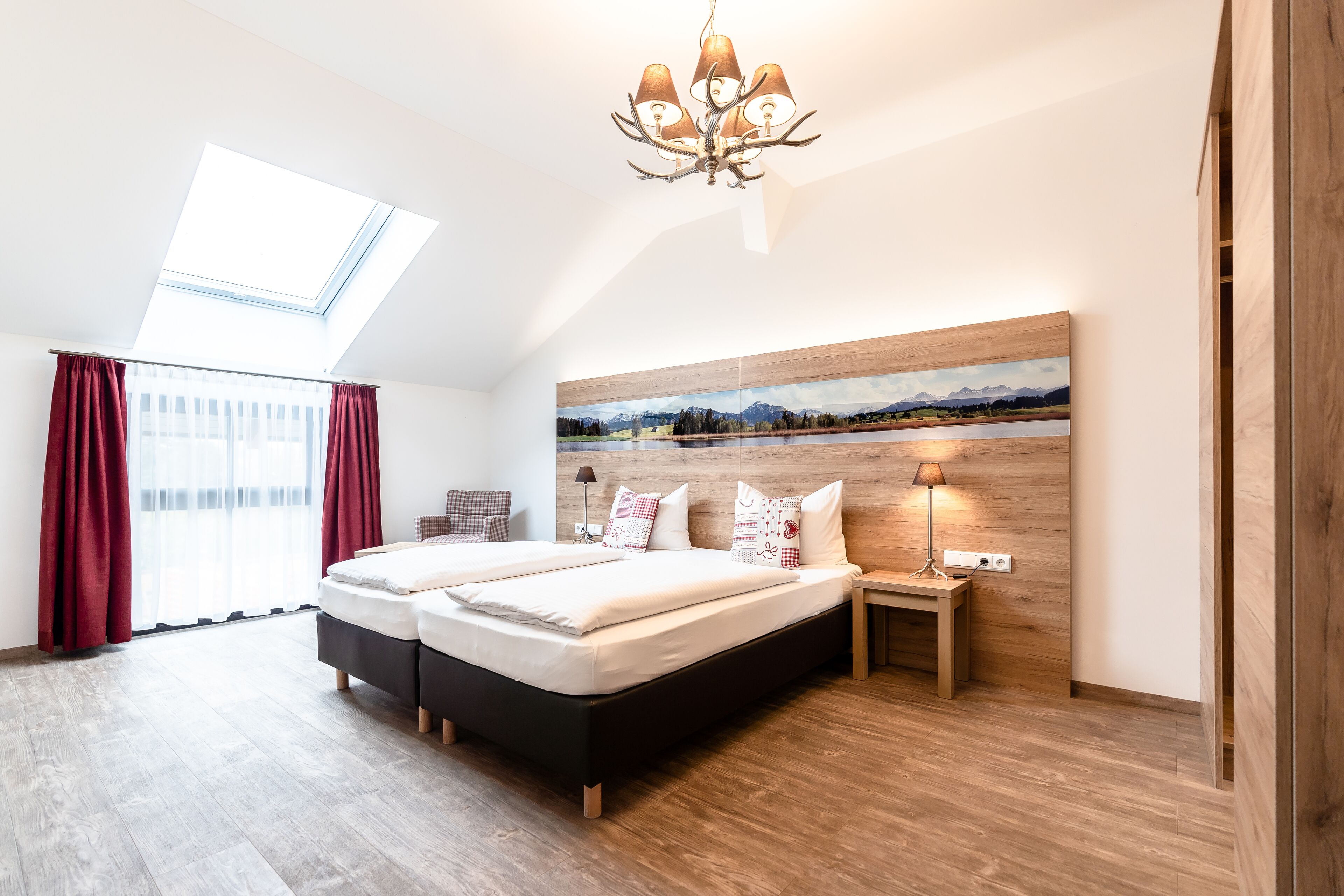 Hochwertige Bettwaren, Schreibtisch, Babybetten, Zustellbetten