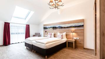 Hochwertige Bettwaren, Schreibtisch, Babybetten, Zustellbetten