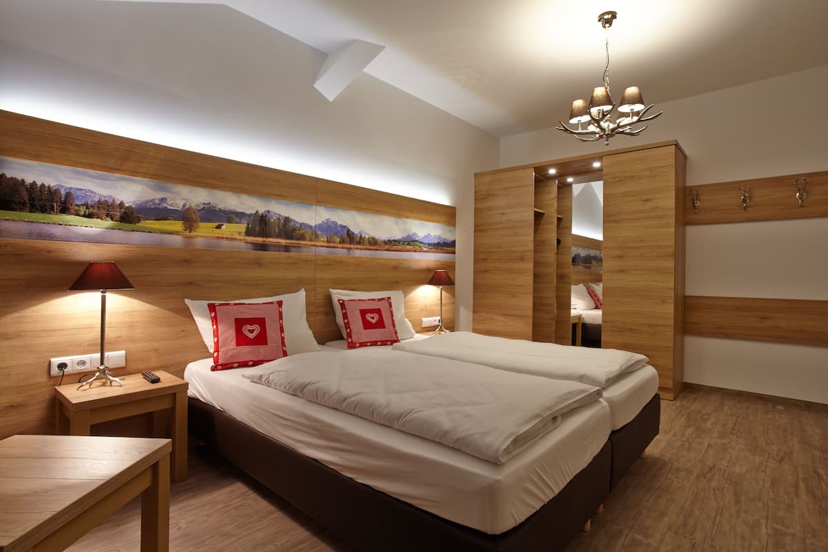 1 bedroom, premium bedding, desk, cots/infant beds