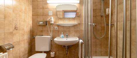 Ein Badezimmer mit Toilette, Waschbecken und Dusche.
