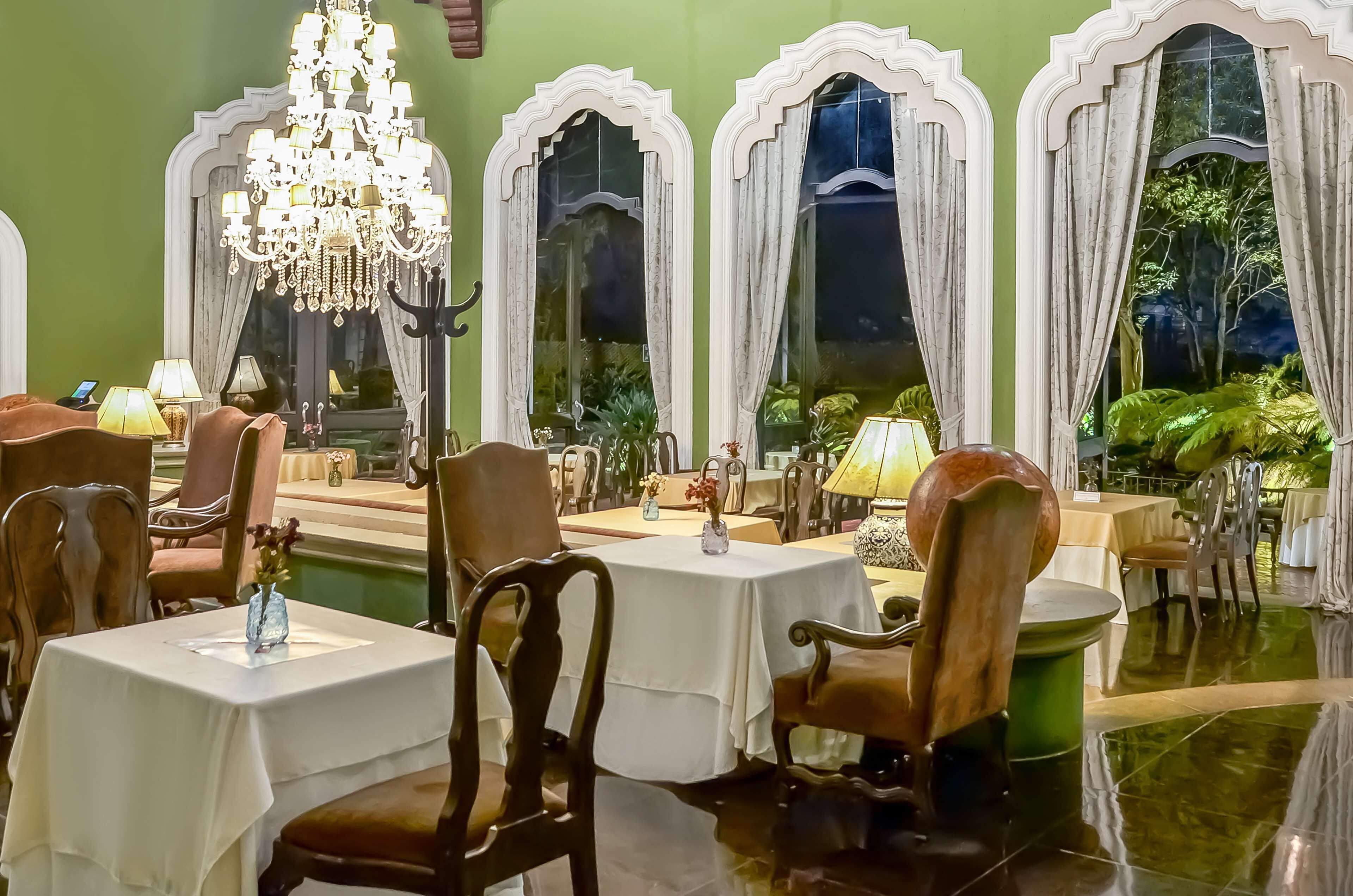 breakfast, lunch and dinner served