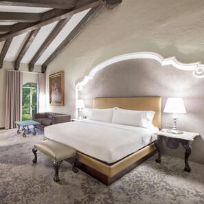 Room, 1 King Bed, Corner | Living area | Smart TV - Hilton Guatemala City (Santa Catarina Pinula)